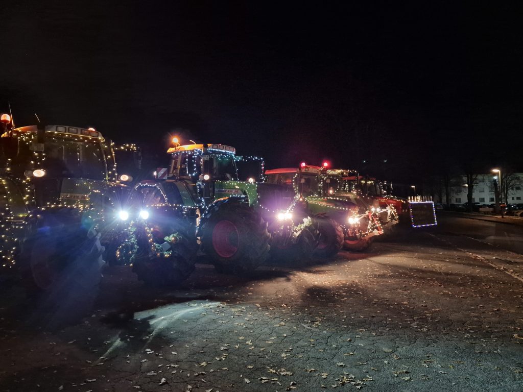 Weihnachtliche Traktoren in EFELD